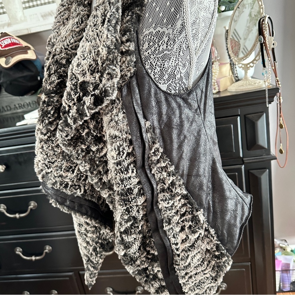 Dolce Cabo Faux Fur & Faux Leather Drape Vest Size S – Black/Gray - Picture 4 of 16